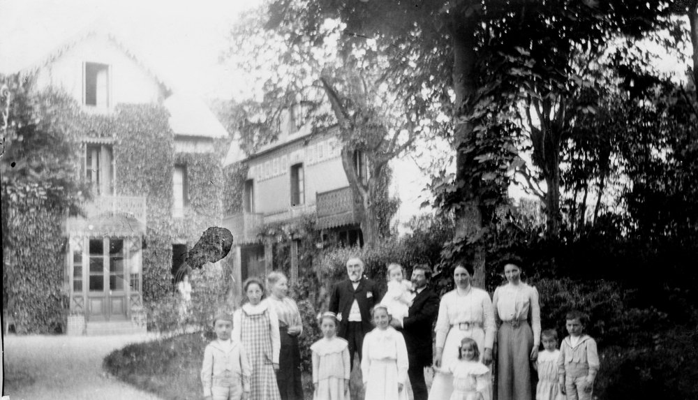 1910-famille_devant_villa_charron.jpg