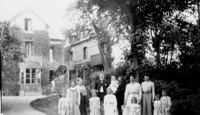 1910-famille_devant_villa_charron.jpg